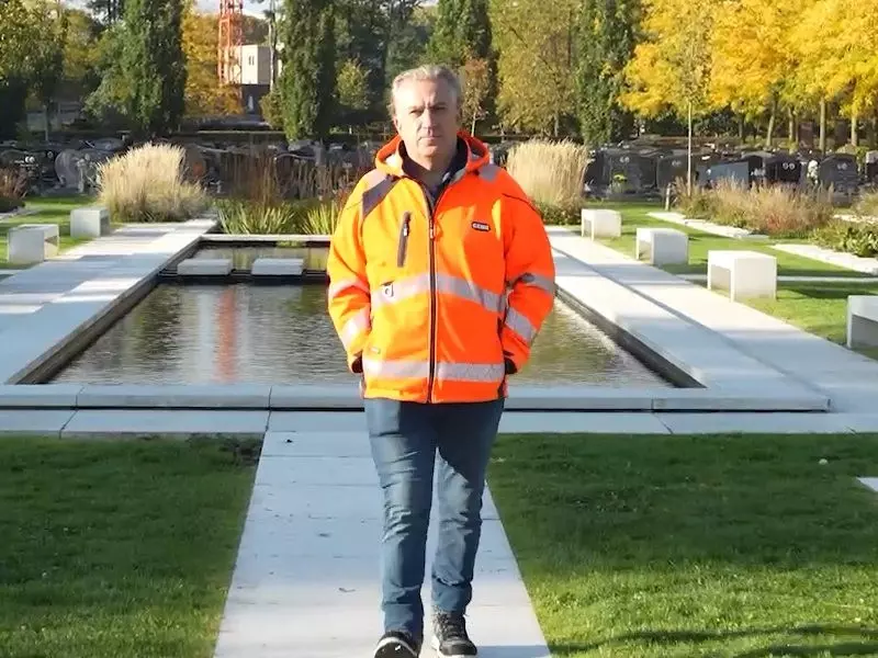 Roald Coppin wandelt over een parkbegraafplaats in Genk